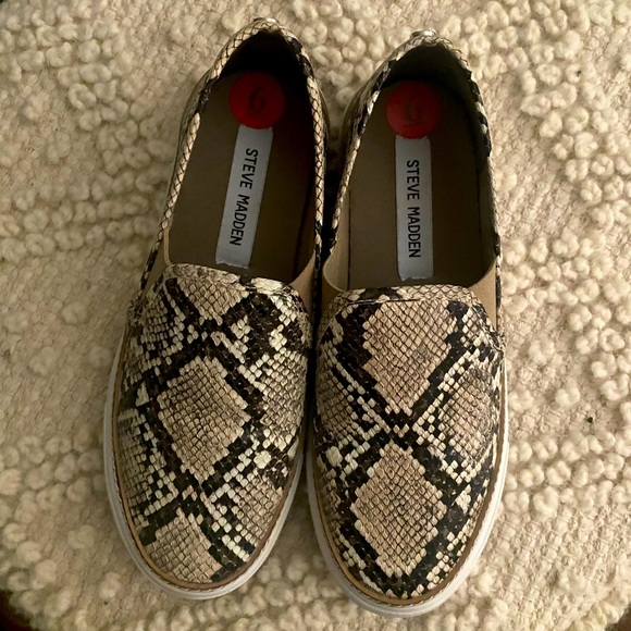 HOST PICK! Snake print casual sneakers - Picture 1 of 6
